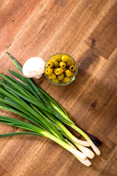Spring onions and Olives — Stock Photo, Image